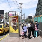 Dificultad. Ciudadanos que circulan por las veredas consideran que las vallas son una molestia para el peatón.