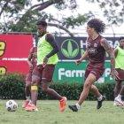 Darío Aimar (i), defensa de Barcelona, reaparecerá el próximo año tras su lesión. Williams Riveros (d), zaguero, continuará en el Ídolo.