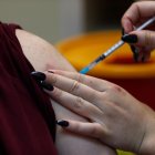 Israel comenzará a aplicar la cuarta dosis de la vacuna contra la covid-19 a mayores de 60 años y a trabajadores de la salud, cuando hayan pasado cuatro meses e la tercera dosis.