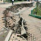 Daños. El pavimento se abre y las casas se hunden en un barrio de Chimbo.