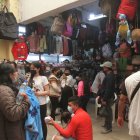 Ciudadanía se aglomera para realizar compras navideñas en locales comerciales del centro de la ciudad.