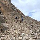 Los deslizamientos se dan casi a diario en el punto crítico de la vía, por donde circulan carros y peatones.