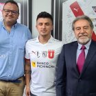 Andrés López (centro) fue presentado mediante las redes sociales del cuadro albo.