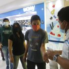 En los centros comerciales se exige desde hoy el carné de vacunación para el ingreso.