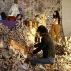 Casi una tonelada de papel, que donaron los feligreses, se empleó en la confección de las figuras sobre bases de hierro y aluminio.