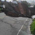El grave hundimiento de la vía que afecta a todo un barrio en San José de Chimbo, Bolívar.