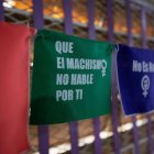 AME3580. CARACAS (VENEZUELA), 10/12/2021.- Vista de un cartel con un mensaje que dice Que "no al machismo" en Caracas. /Rayner Peña