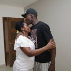 Jhon Jairo Espinoza le regaló a su madre una casa por navidad.