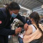 Hay preocupación por la expansión de la variante ómicron. Las autoridades de salud recomiendan que la gente debe vacunarse.Luis Ramírez / efe