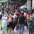 Bahía de Guayaquil. No se cumple con el distanciamiento social y el aforo en varios locales comerciales.