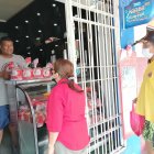 Local.- La panadería El Bombillo, al sur de Guayaquil, desde temprano las personas compraron el pan para preparar el relleno.