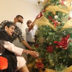 Momento. Esperanza Campoverde junto a dos de sus ocho hijos: Iván y Jacinto Villavicencio. Ella tiene 18 nietos, 20 bisnietos y 2 tataranietos.