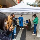 Varias personas esperan para someterse a una PCR en un centro móvil en París.