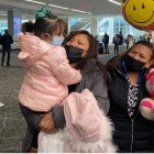 Momento en el que se encuentra la menor de tres años junto a su abuela en Nueva York.