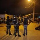 Policías llegaron al sitio donde habrían quemado a presuntos delincuentes.