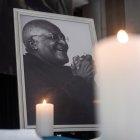 Velas encendidas han sido colocadas delante de una fotografía del difunto arzobispo emérito Desmond Tutu en el centro civil de Ciudad del Cabo, Sudáfrica.