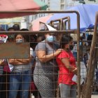 Cada que hay una balacera o amotinamiento, los familiares de los PPL acuden a los exteriores de las cárceles para pedir información.