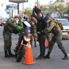 Controles El cuerpo militar se encargará de apoyar en los controles; en el exterior de la cárcel y en las calles con la Policía Nacional.