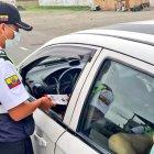 Controles. Los agentes de tránsito revisaron la documentación de vehículos particulares y de transporte masivo de personas.