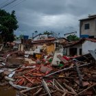 Fotografía de casas destruidas por inundaciones provocadas por lluvias hoy, en la ciudad de Itambé, en el estado de Bahía.