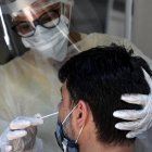 Personal médico le toma la prueba de coronavirus a un hombre en Río de Janeiro (Brasil), en una fotografía de archivo