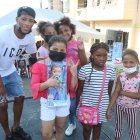 Gonzalo Plata departió con los niños de su tradicional barrio por Navidad.