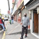 Los vecinos buscan defenderse con palos u otros objetos.