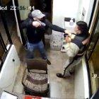 El robo se produce mediante amenazas o violencia sobre las víctimas, al sustraerse o apoderarse de un bien mueble propio o del que sea custodio.