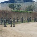 Militares vigilan palmo a palmo los alrededores del mayor reclusorio en Guayaquil, donde se presume un intento de fuga.