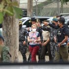 La ministra Alexandra Vela, acompañada de otras autoridades, recorre la Penitenciaría del Litoral.