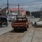 Las obras paralizadas en varias manzanas de El Cóndor se han vuelto un dolor de cabeza para los habitantes. Las calles que son doble vía se han achicado por los huecos y montículos de tierra.