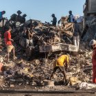 Un grupo de personas buscan hierro en una casa demolida, el 16 de diciembre de 2021, en Cap-Haitien (Haití). Cap-Haitien, una tradicional ciudad turística en el norte de Haití, languidece por la profunda crisis que afecta al país y por el abandono de las autoridades, que ha dejado la urbe a merced de cualquier catástrofe. EFE/ Johnson Sabin