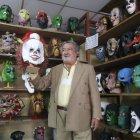 Variedad. Vicente Paredes muestra al payaso It, una de sus ofertas.