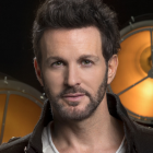 Axel tiene 44 años.