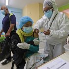 Una mujer recibe una vacuna contra la covid-19 en El Alto (Bolivia)