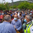 Representantes de más de 50 líneas de buses urbanos de Guayaquil se concentran en los exteriores de la ATM