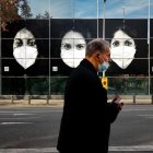 Un hombre camina frente a un centro de vacunación en Barcelona, en una imagen de archivo.