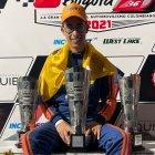 Mateo Villagómez celebra el título alcanzado en las 6 horas de Bogotá.