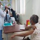 Una persona de la tercera edad acude a colocarse la tercera dosis de la vacuna contra la COVID-19 en el centro de salud de El Cisne 2, en Guayaquil,