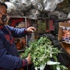 En los mercados de Quito se comercializan atados de hierbas desde los dos dólares.