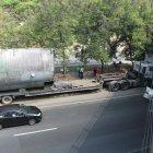 Trailer no pudo pasar por un puente