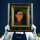 Vista del personal de la casa de subastas de Sotheby"s con el autorretrato de la artista mexicana Frida Kahlo, titulado "Diego y yo", en una fotografía de archivo.