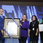 Kelvin Aguirre (i), presidente consejero del Consejo Nacional Electoral, posa junto a la presidenta electa de Honduras, Xiomara Castro (c), durante el acto de entrega de credenciales en el Hotel Plaza Juan Carlos, hoy, en Tegucigalpa (Honduras). Xiomara Castro, del Partido Libertad y Refundación (Libre, izquierda), venció en las elecciones generales del 28 de noviembre a Nasry Asfura, del Partido Nacional, y será quien sucederá en el poder a Juan Orlando Hernández el 27 de enero de 2022. EFE/ Gustavo Amador