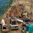 Fotografía cedida hoy por el Ministerio de Energía de Ecuador, que muestra a trabajadores instalando la tubería del Sistema de Oleoducto Transecuatoriano (SOTE), sometido a una reconducción, en el sector del Reventador en la Amazonía, donde se registró un proceso de "erosión regresiva", en un proceso de deterioro en cauces de afluentes del río Coca (Ecuador).