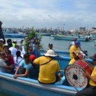 Los pescadores de la península de Santa Elena pasean a sus santos por el mar para agradecer por la producción./ Joffre Lino