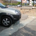 Daño. Así permanece la vía de ingreso al complejo habitacional.