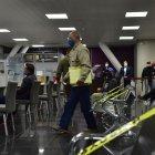 Usuarios acuden a las ventanillas del banco del Iess.