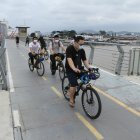 Los turistas. Casi todos alquilaron bicicletas para pasar sobre la estructura que en octubre sufrió daños.