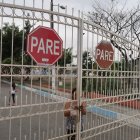 Desde que pusieron las rejas en prácticamente todo el barrio, los vecinos sienten algo de calma.