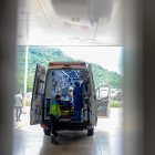 Imagen de archivo de una ambulancia llega a la sala de emergencias en el Hospital del Instituto Ecuatoriano de Seguridad Social (IESS), en Guayaquil (Ecuador).